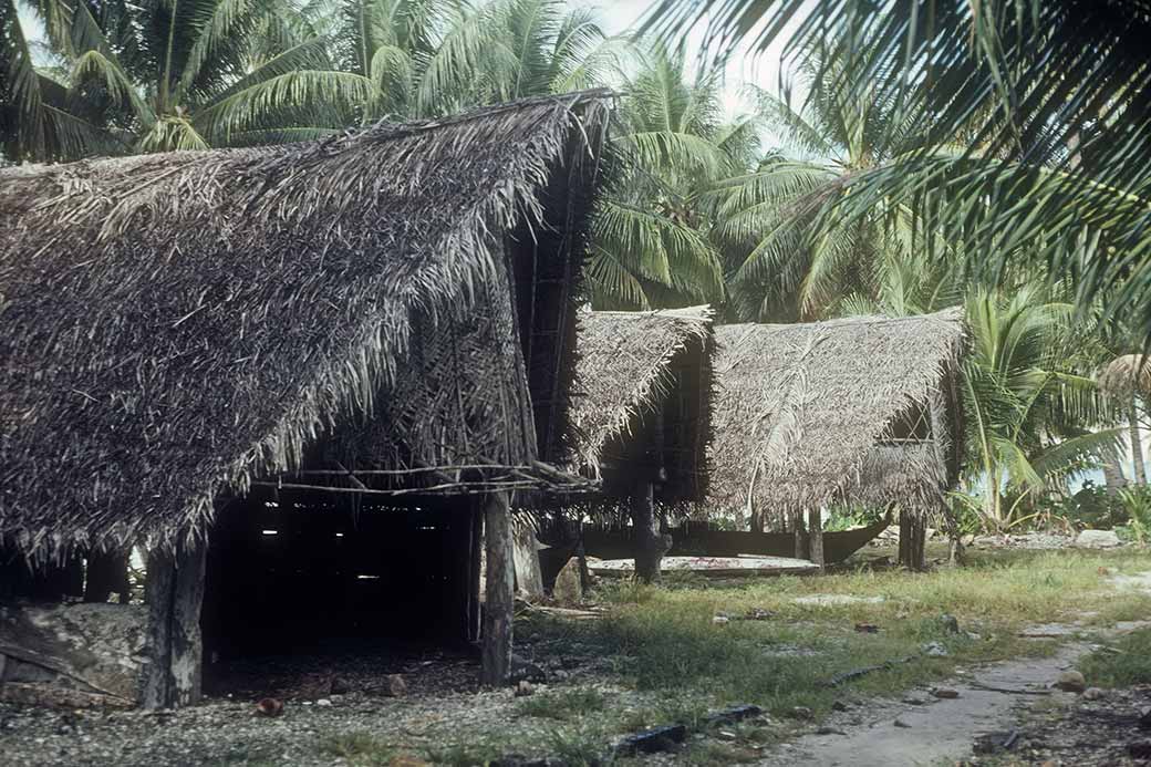 Canoe houses, Fais