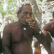 Man drinking “faluba“