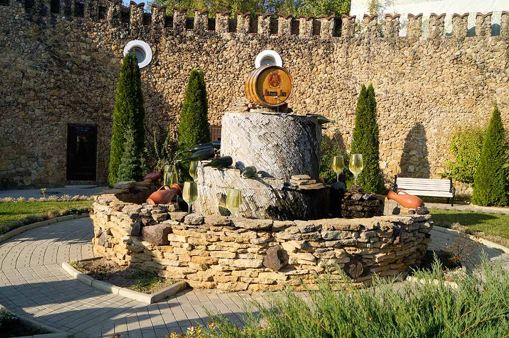 White wine fountain, Mileștii Mici