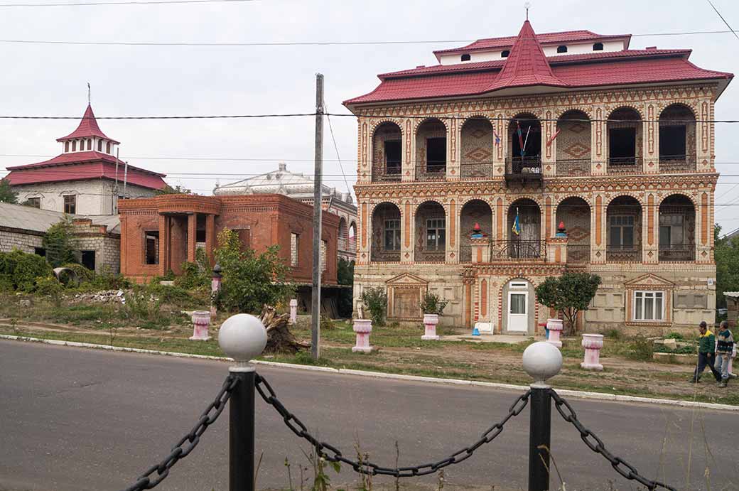 Palatial Roma houses, Soroca