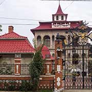 Palatial Roma houses, Soroca