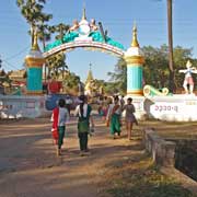 Shwethalyaung Paya gate