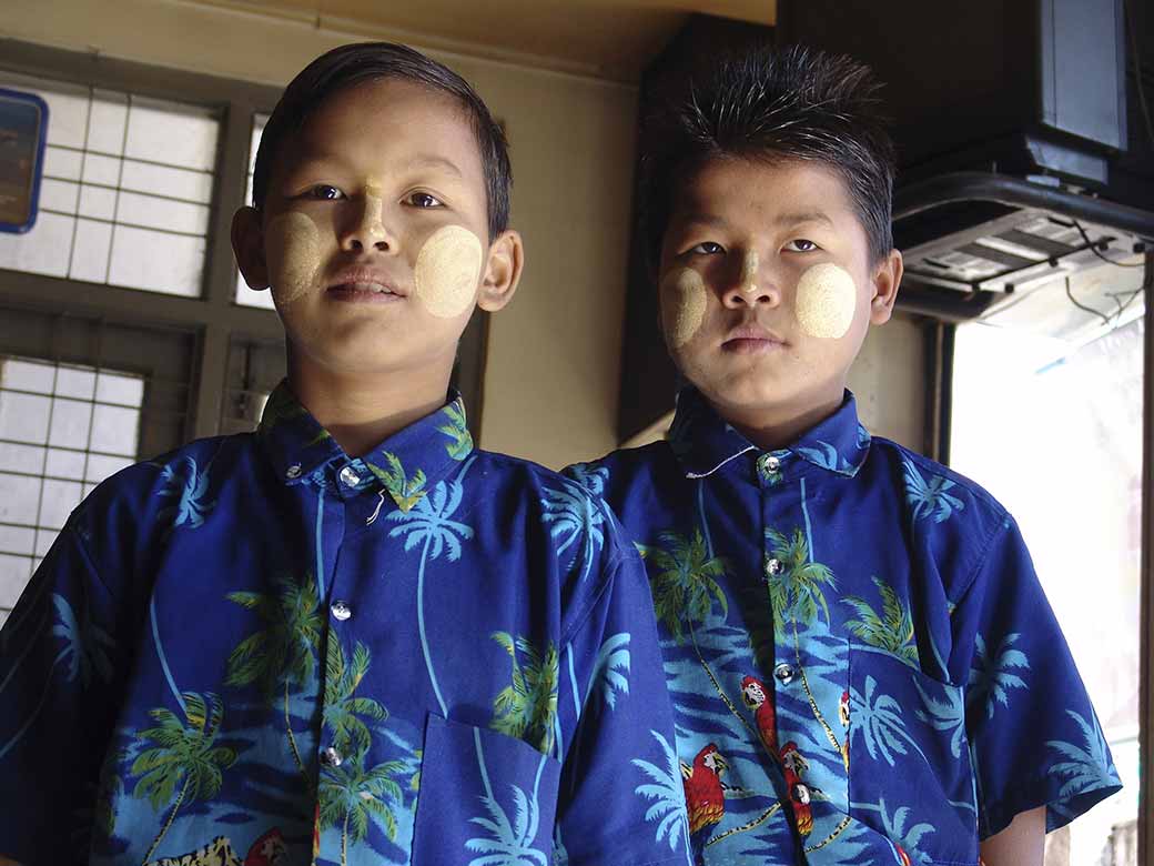 Waiters in Taunggyi