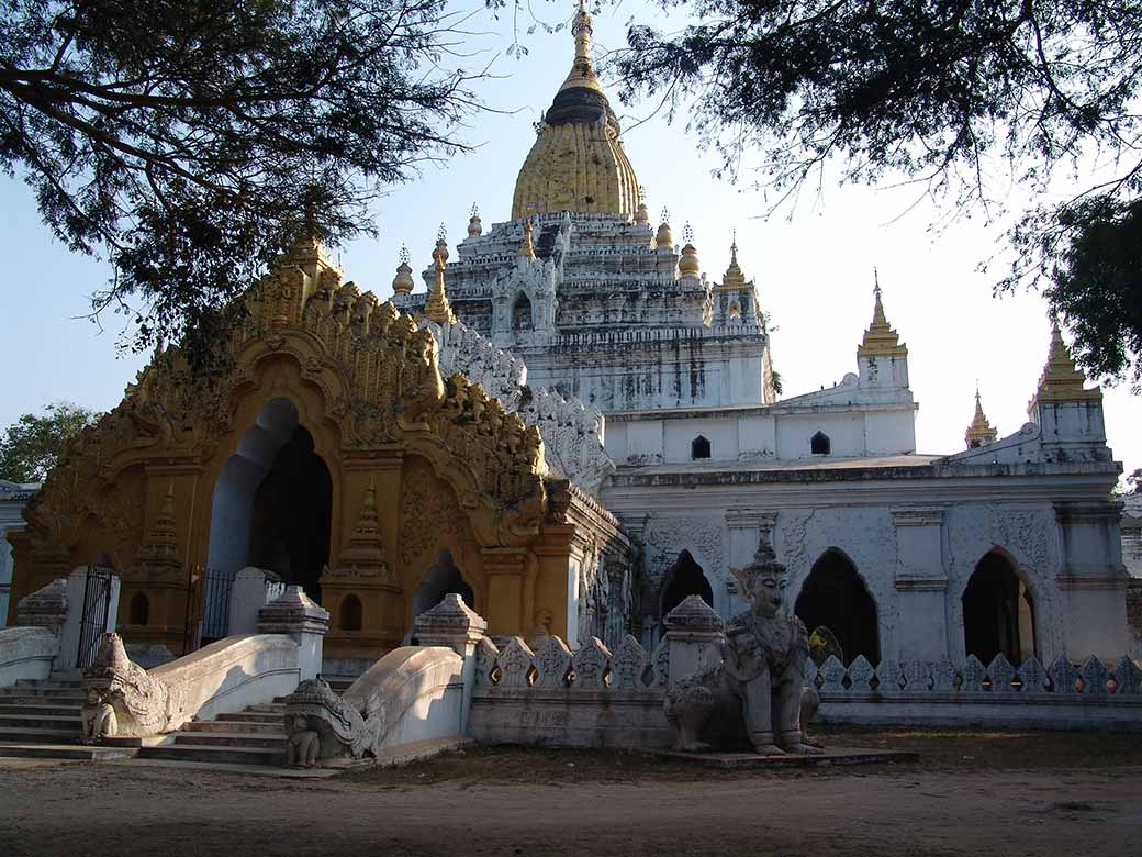 Inside Kyauktawgyi Paya