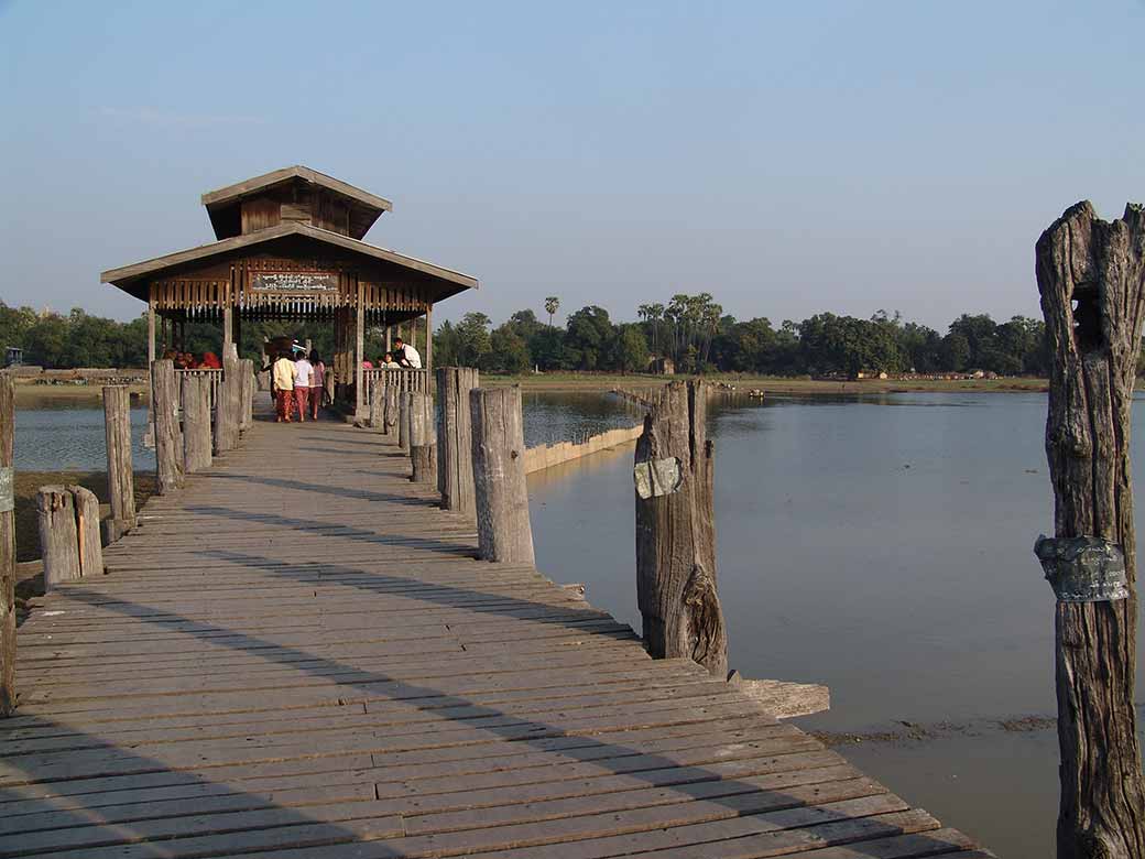 U Bein's foot bridge