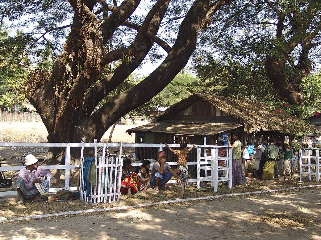 Huinpale railway station