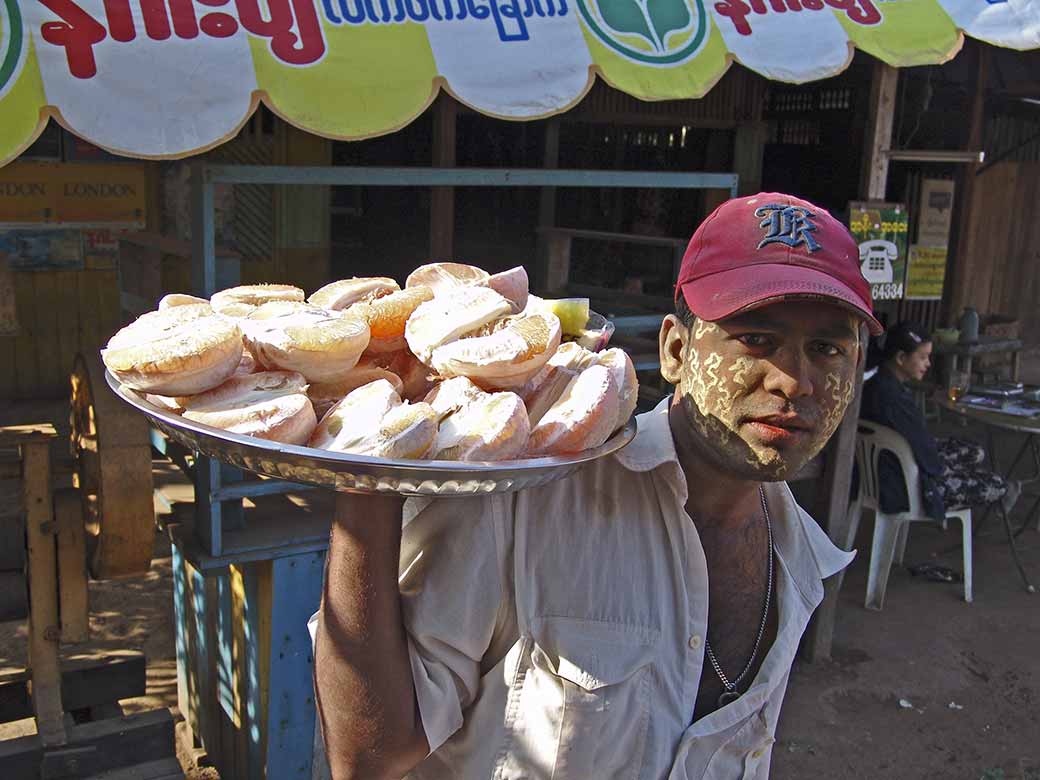 Selling pomelo fruit