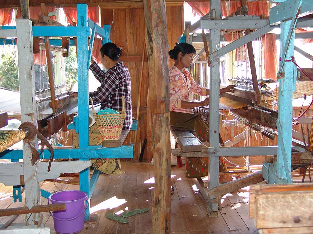 Weaving at Shwe Inn Tha