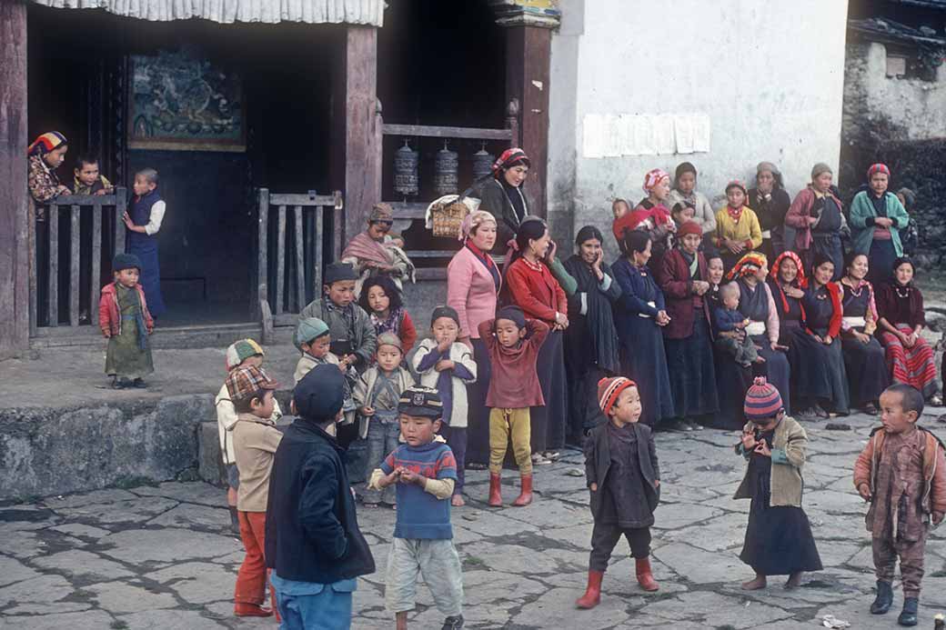 Women and children, Tarke Ghyang