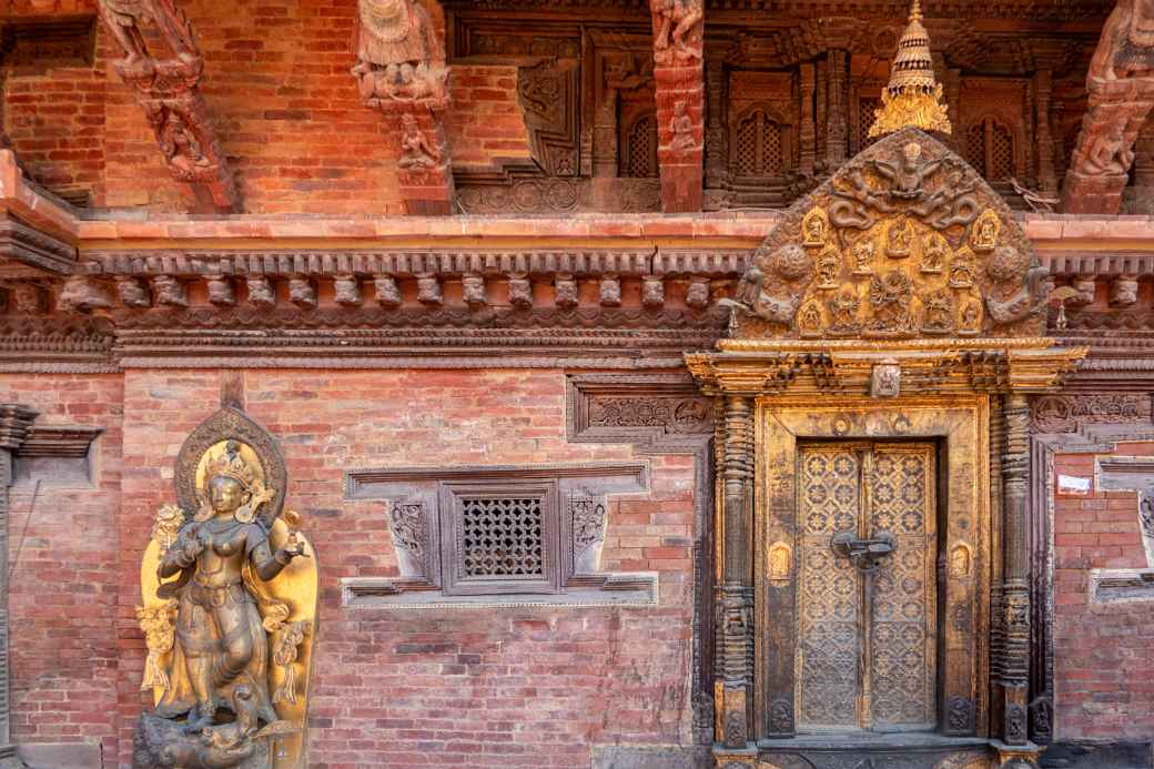 Gilded gate and dancing apsara, Royal Palace