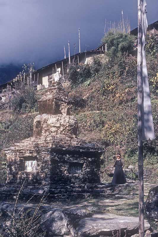 Chorten and prayer flags, Tarke Ghyang