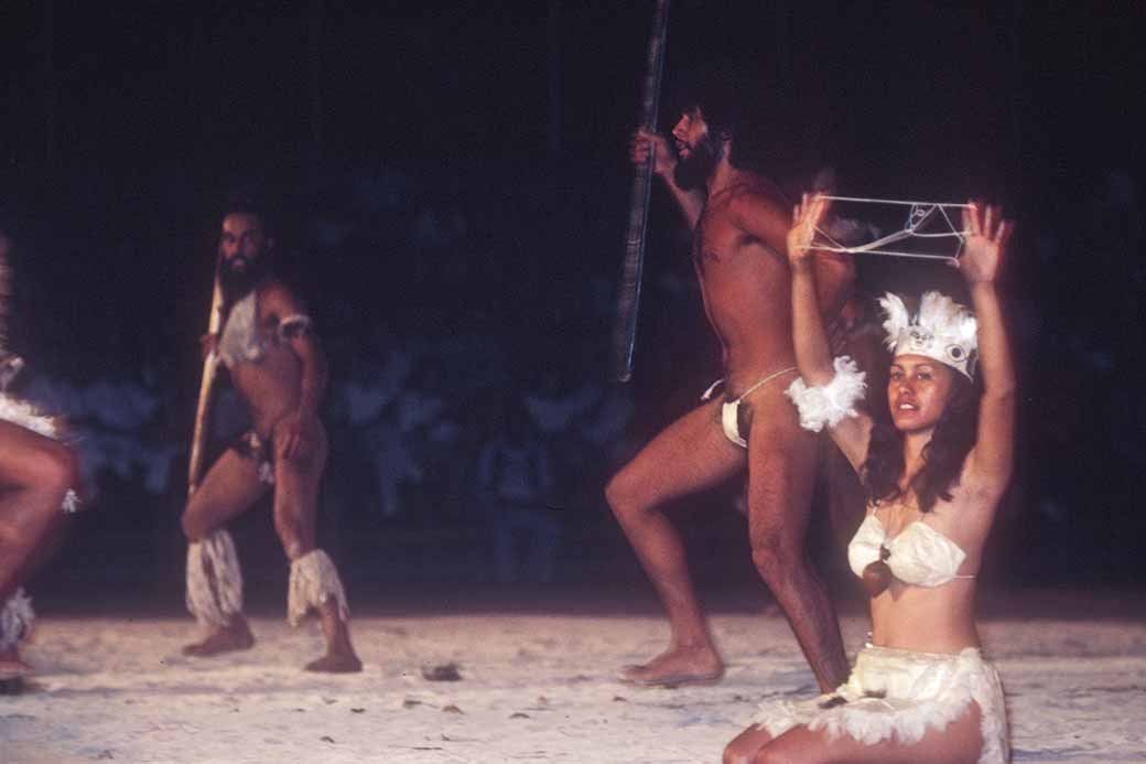 Performance with string game, Rapa Nui