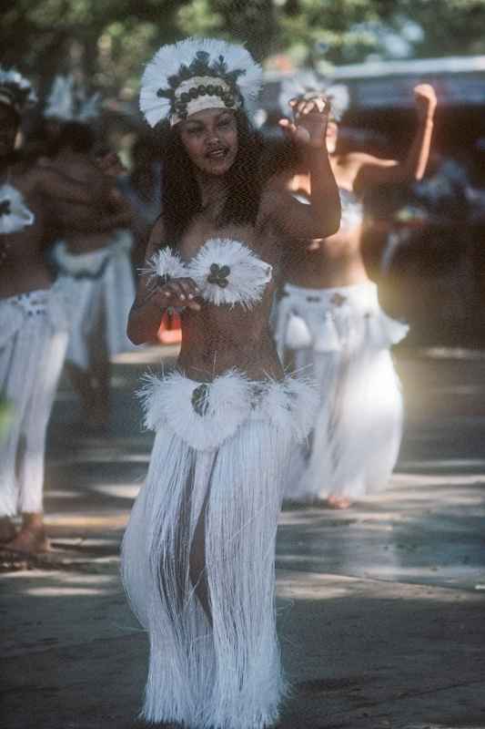 Woman dancers from Rapa Nui