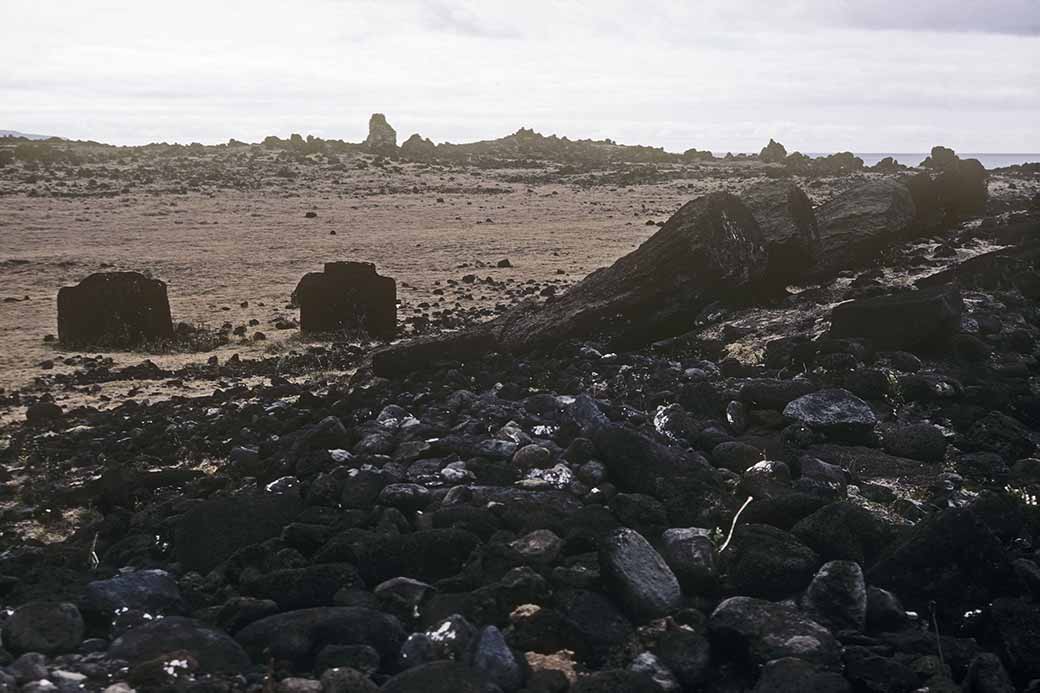 Moai and pukao, Ahu Akahanga