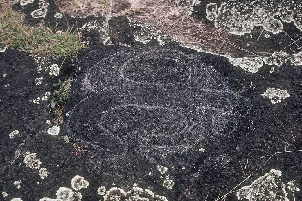 Aku-aku (ghost) petroglyph, Papa Vaka