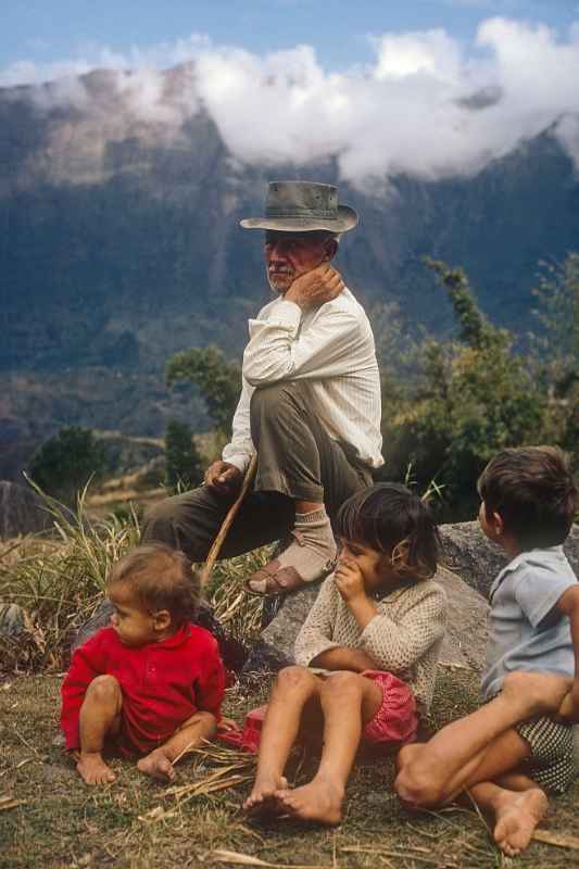 Man and children, Cilaos