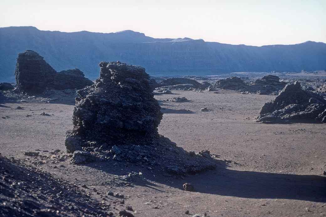 Plaine des Sables with lava blocks