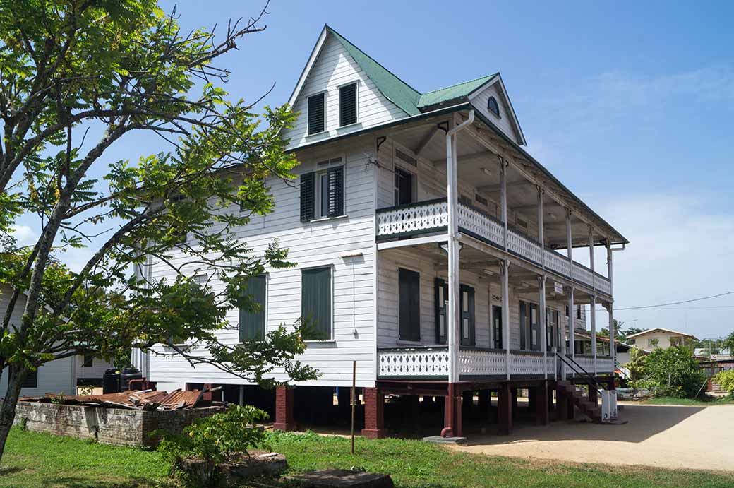 Wooden guesthouse, Totness