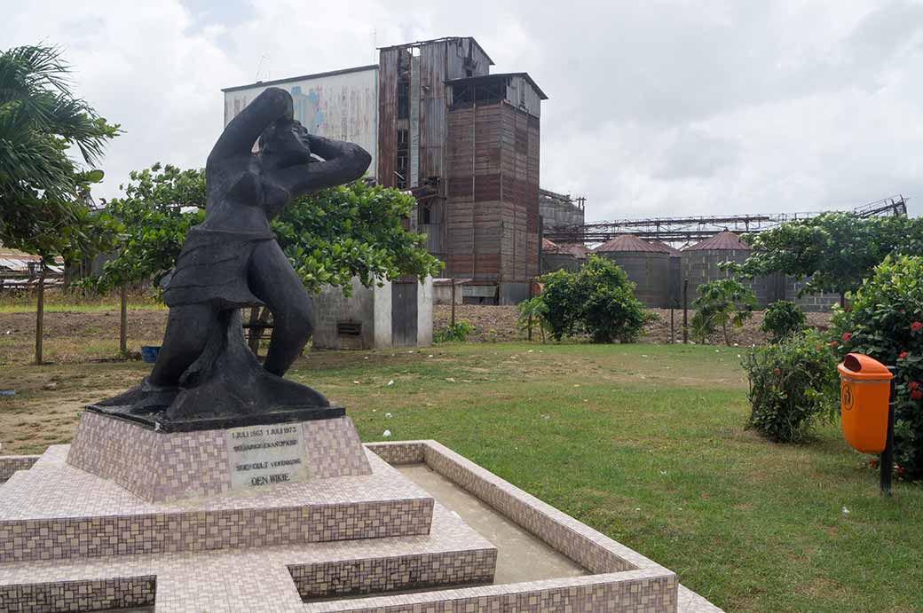 Statue of Alida and factory, Wageningen