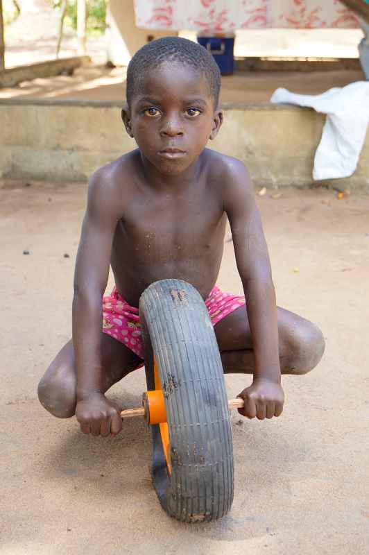 Small boy playing, Malinka