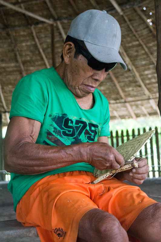 Kirije demonstrating weaving, Palumeu