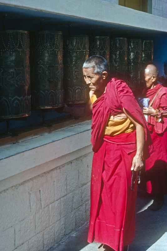 Nuns, prayer wheels, Tsuglagkhang