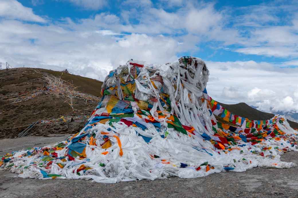 Prayer flags, Yamdrok Yumtso