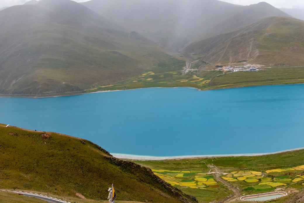 Yamdrok Yumtso lake