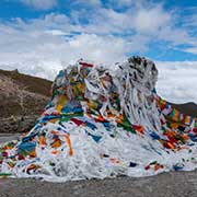 Prayer flags, Yamdrok Yumtso