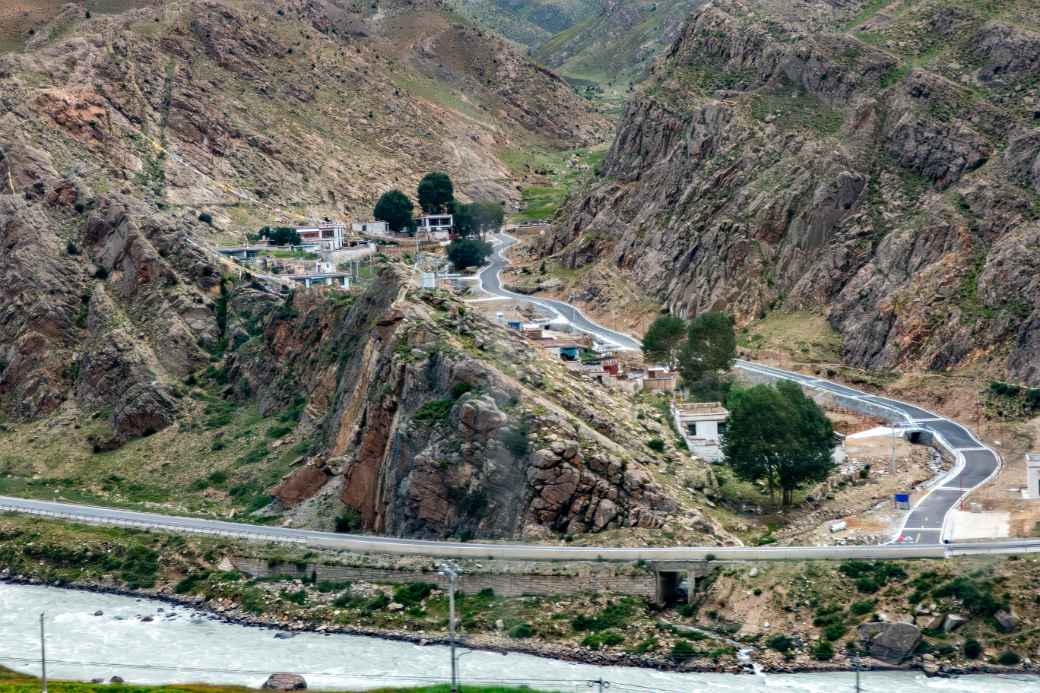 Rugged landscape, Doilungdêqên District