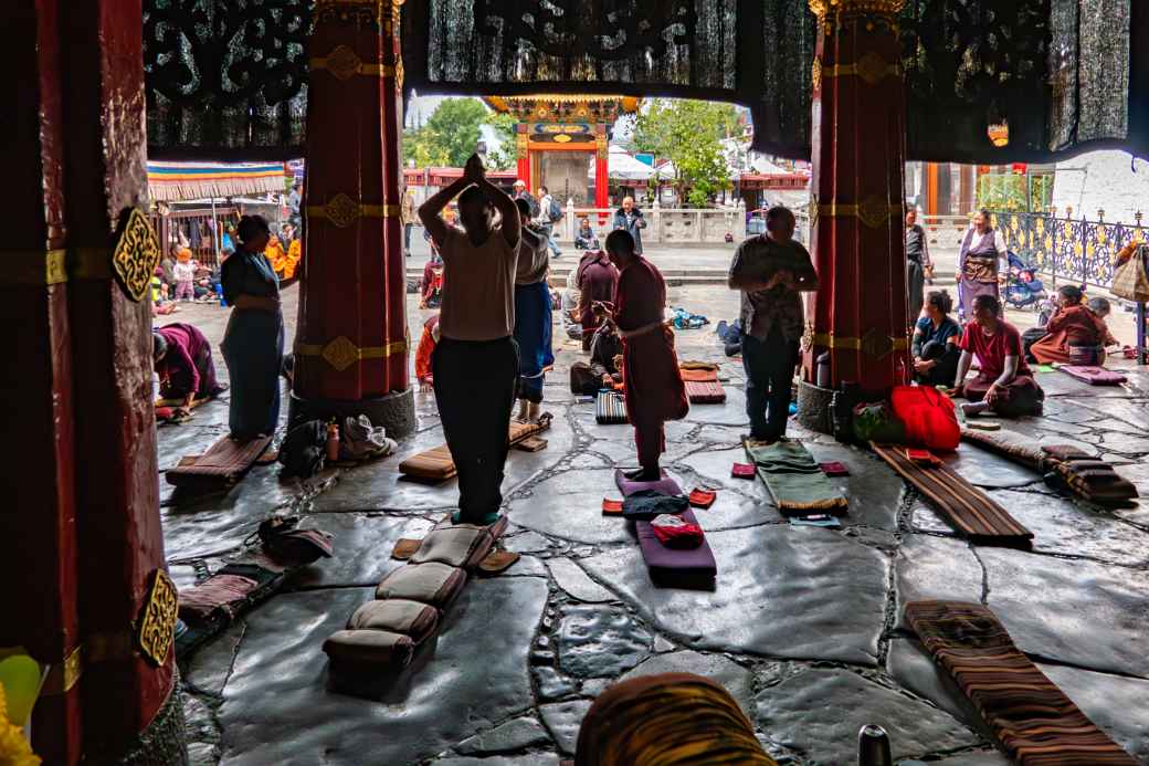 Devotees, Jokhang temple