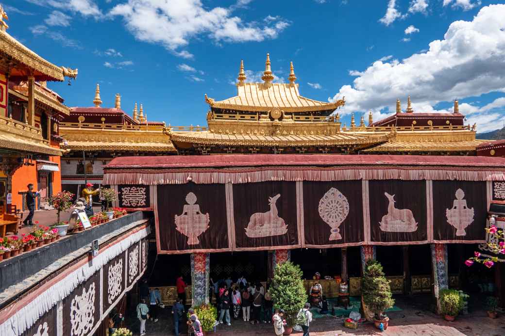 Courtyard, Jokhang temple