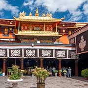 Courtyard, Jokhang temple