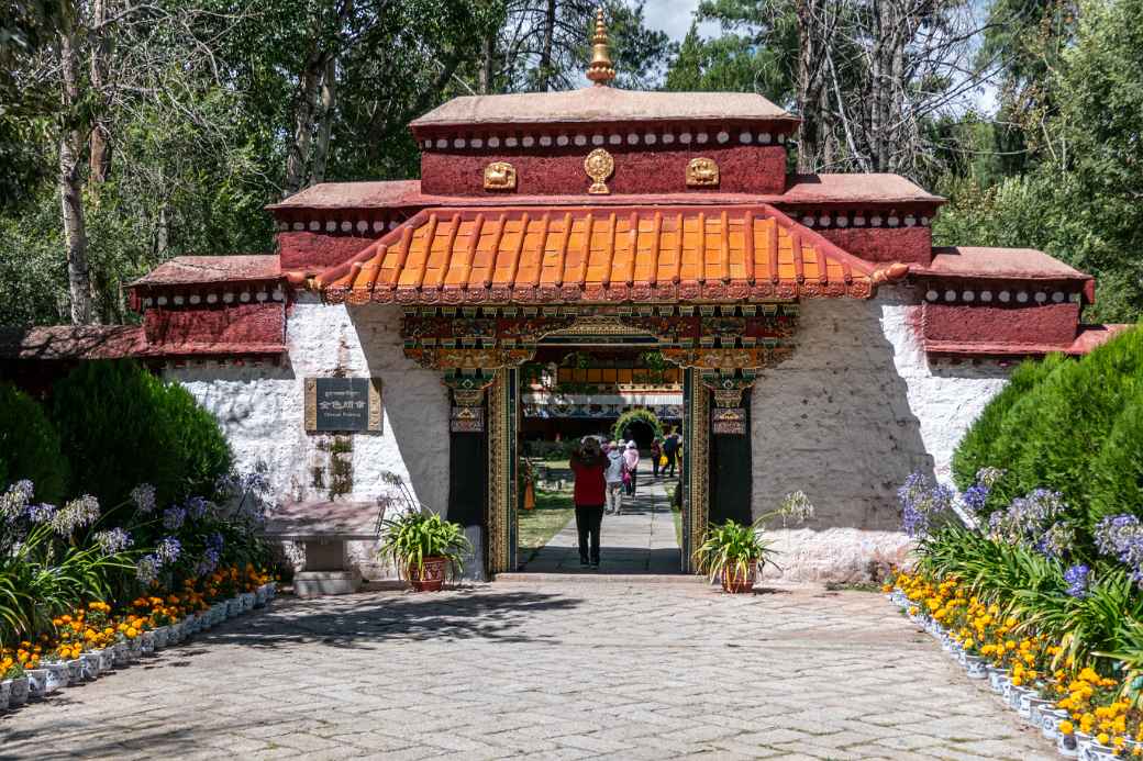 Gate, Chenset Palace, Norbulingka