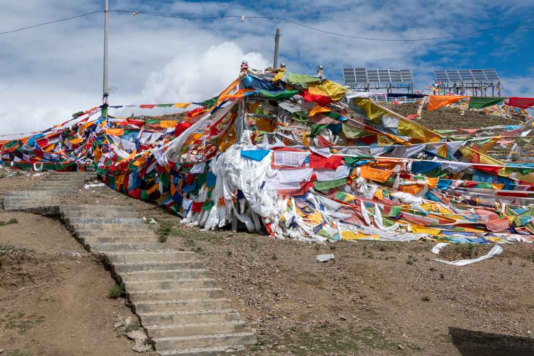 Prayer flags, Peta Pass