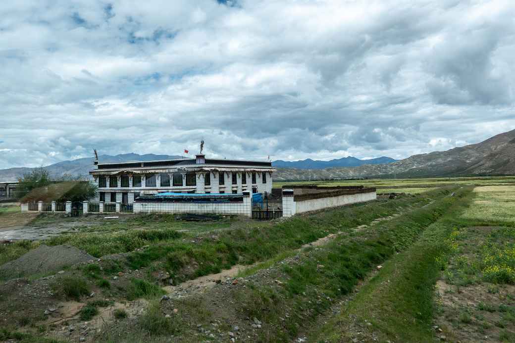 House, Lhatse County