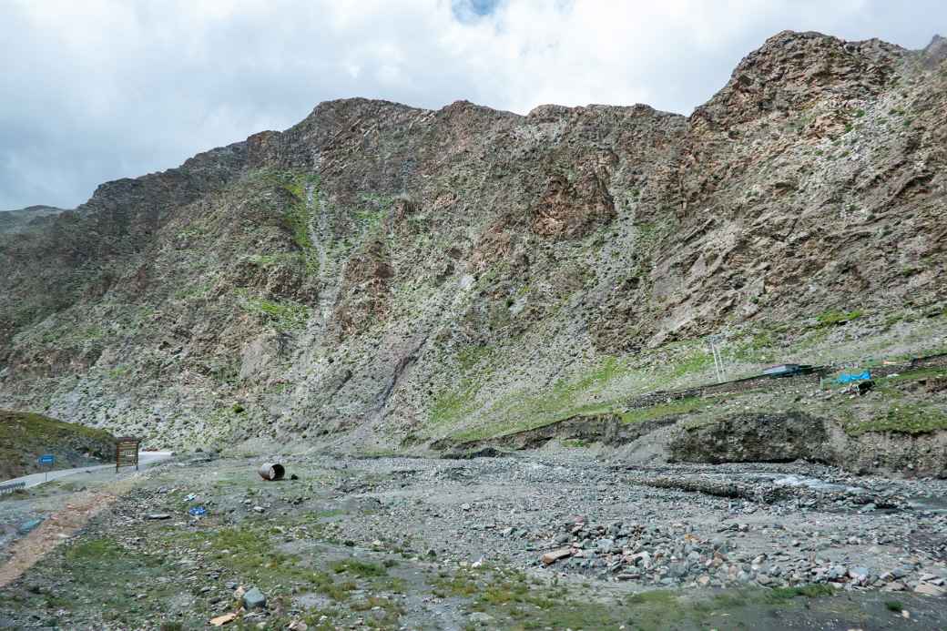 Mountain landscape, Lhatse County