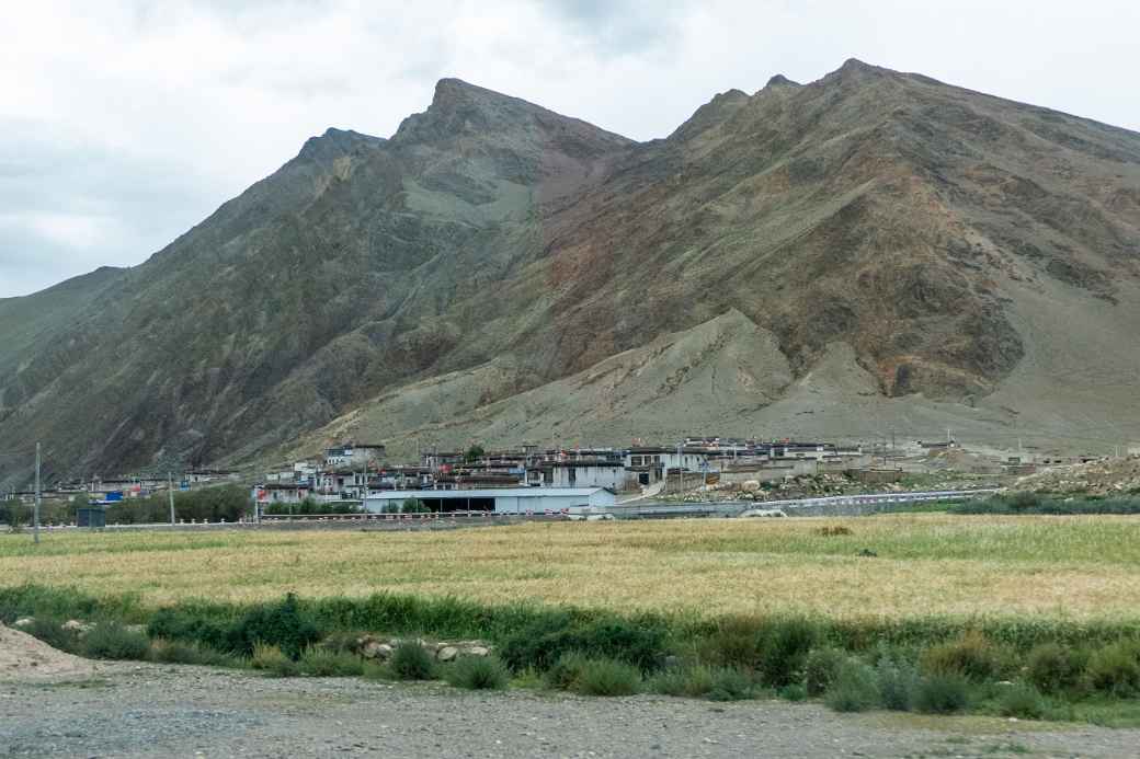 Village in Tingri County