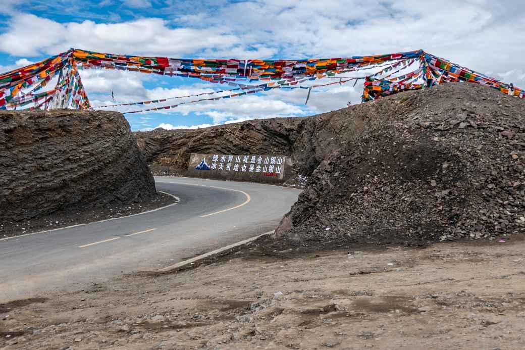 Prayer flags, Guywula Pass