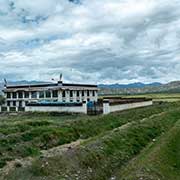 House, Lhatse County