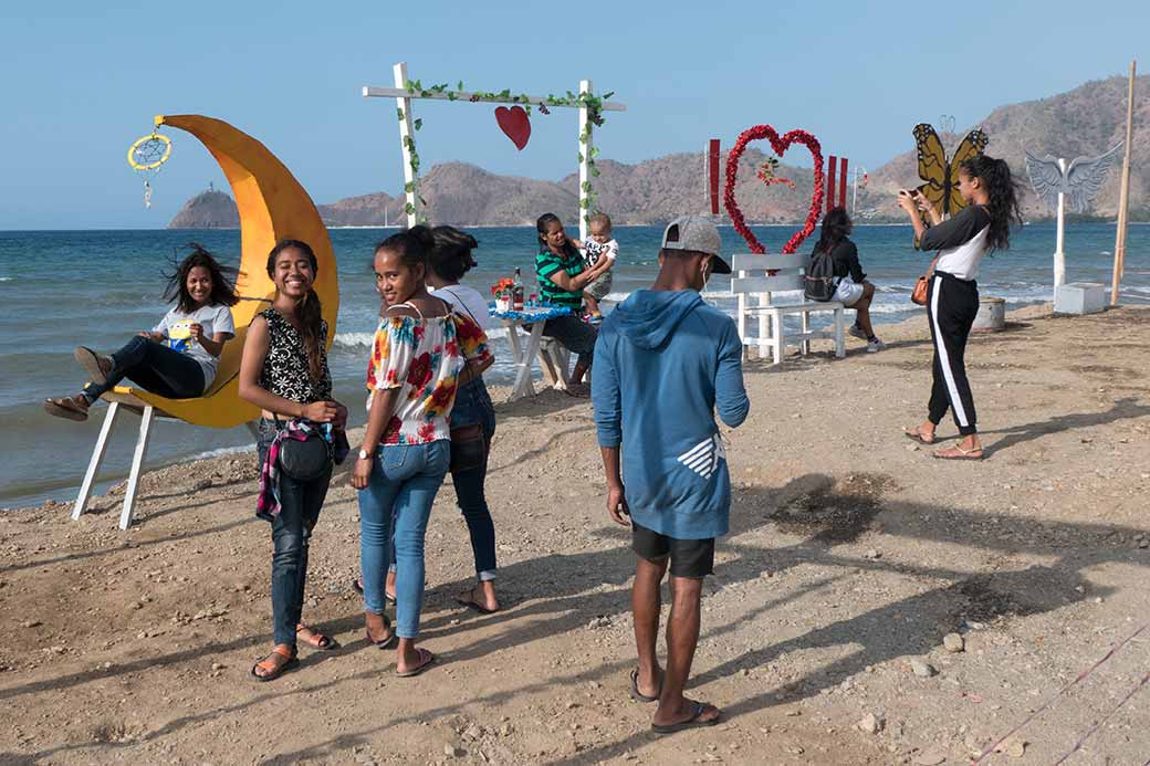 Girls photographing, Dili