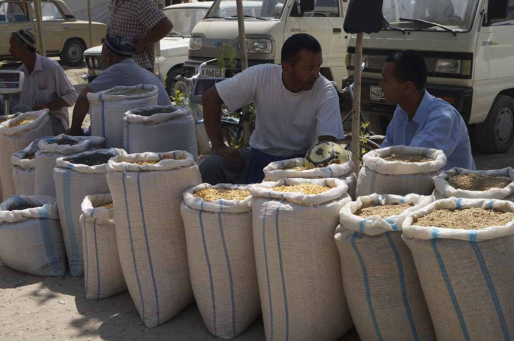 At Qumtepa bazaar, Marg'ilon