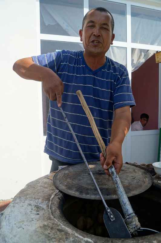 Preparing non, Qumtepa bazaar