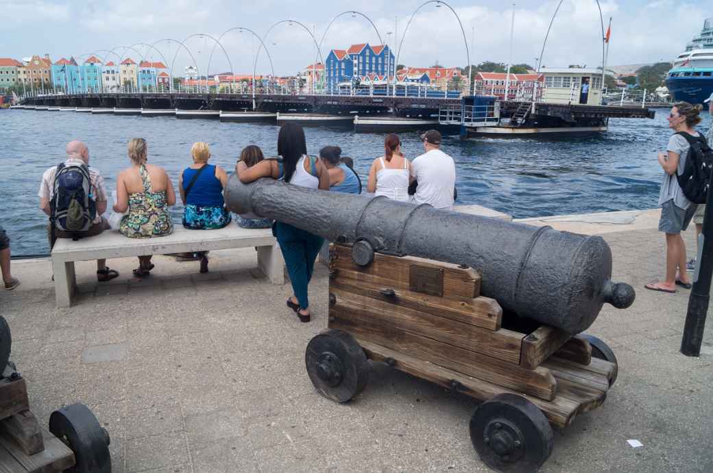 Koningin Emmabrug, Willemstad