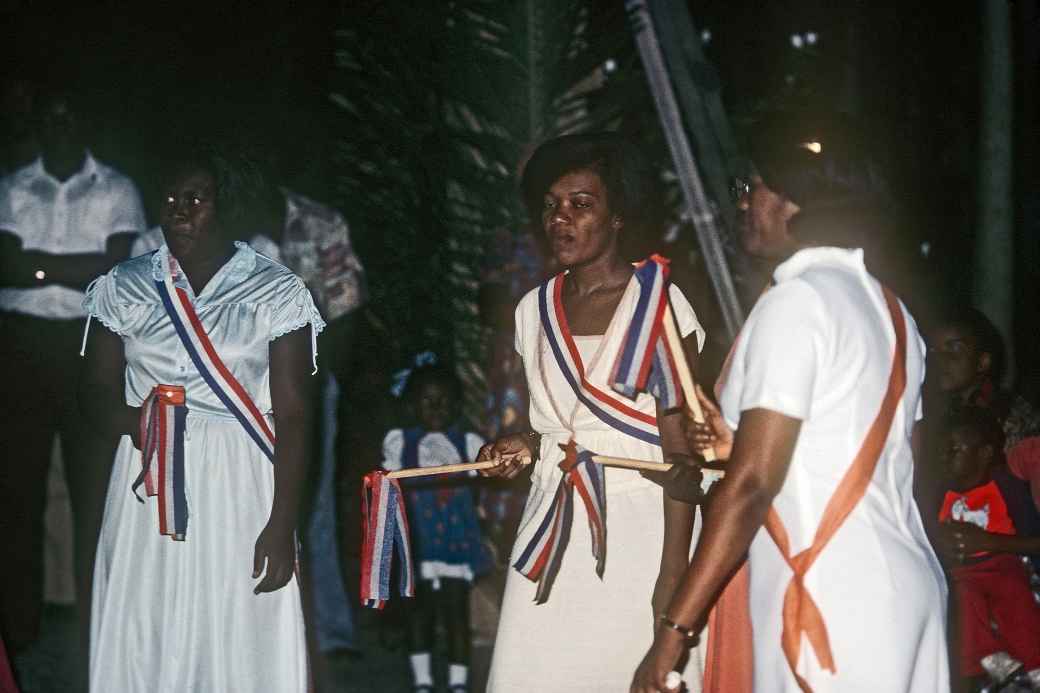 Women with Dutch flags