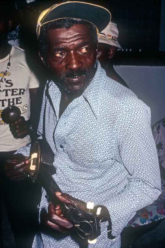 Ukulele player, Oranjestad