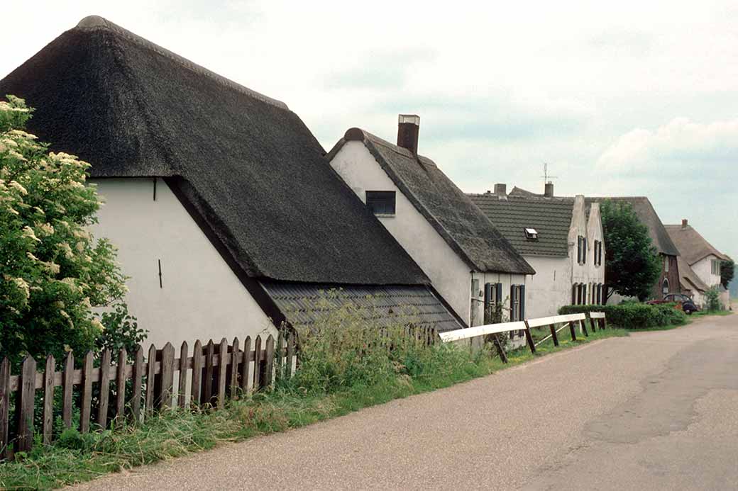 Houses, Tiengeboden