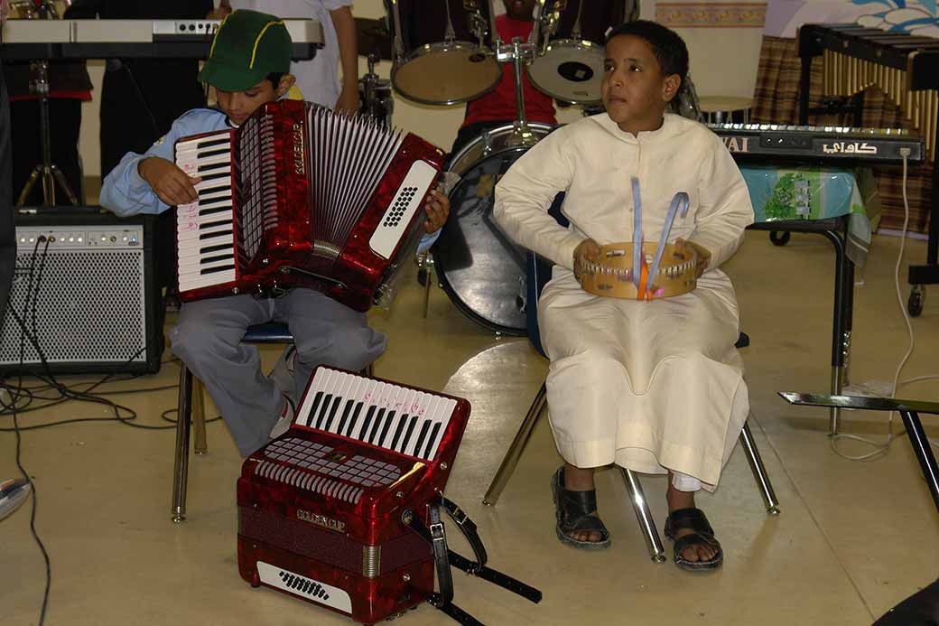 Playing accordeon